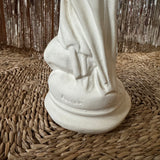 The Figurine Une